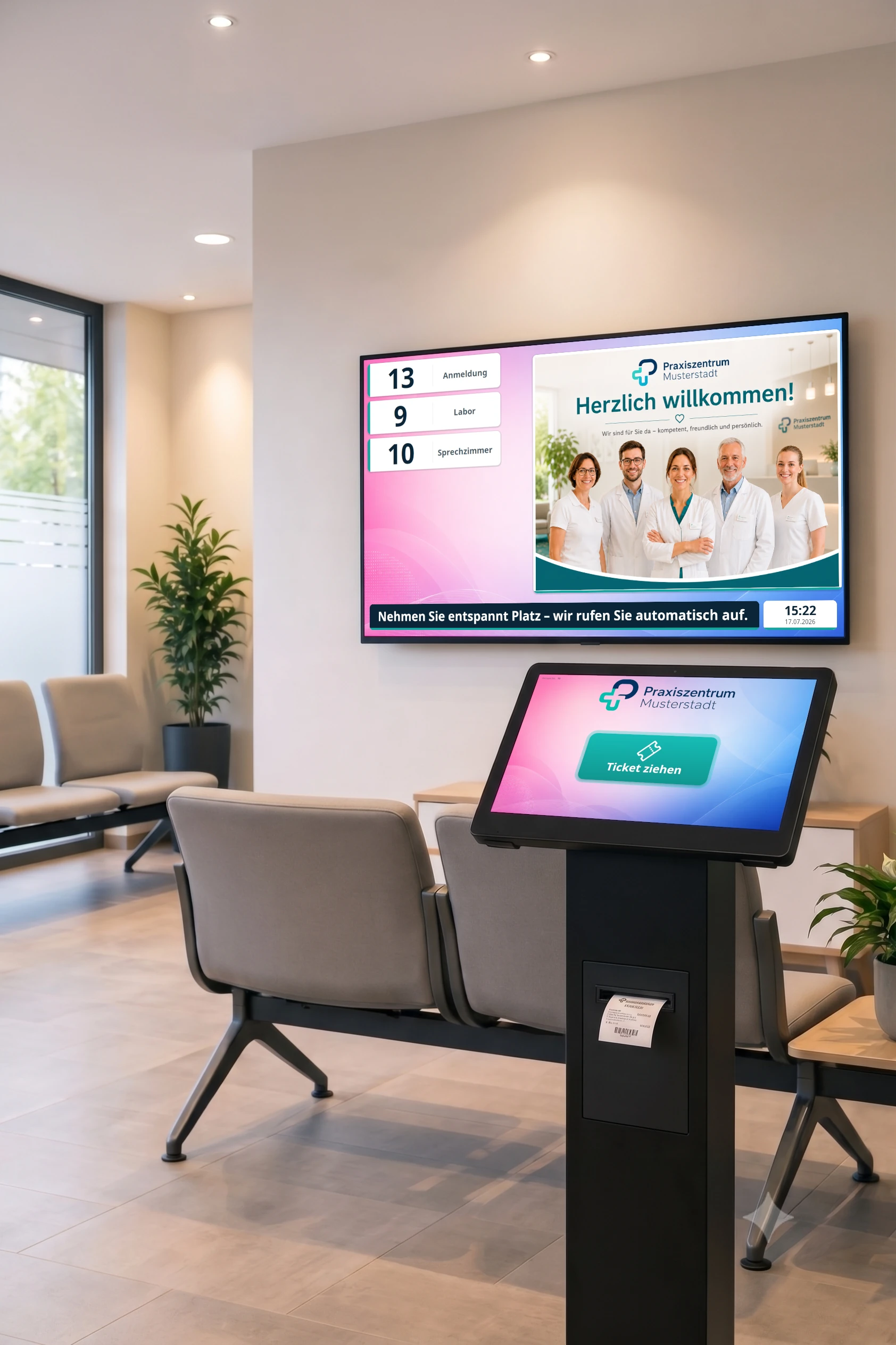 SmartKiT im Wartezimmer einer Arztpraxis: Wartebildschirm mit den aufgerufenen Wartenummern 13 Anmeldung, 9 Labor und 10 Sprechzimmer, davor der Ticketautomat mit gedrucktem Ticket